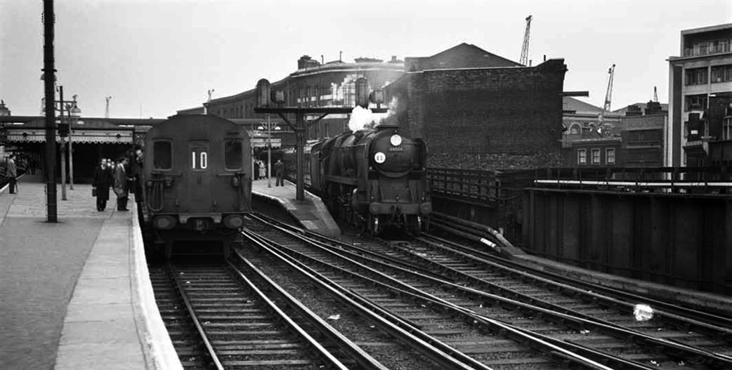 Rebuilt ‘West Country’ No. 34004 Yeovil passes through Platform 1