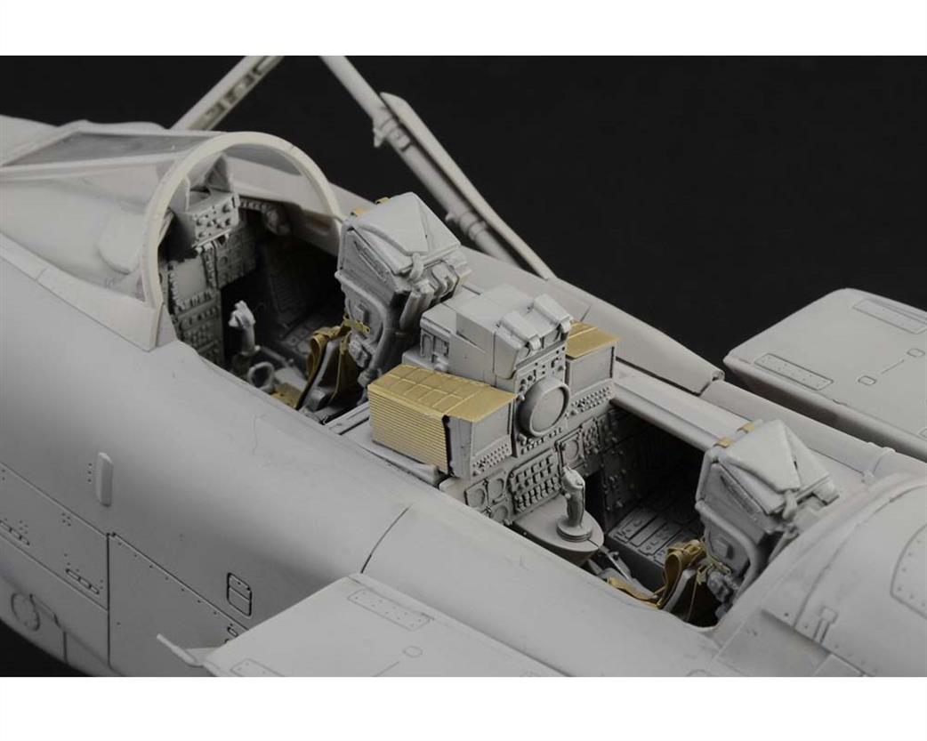 Italeri 2513 Cockpit