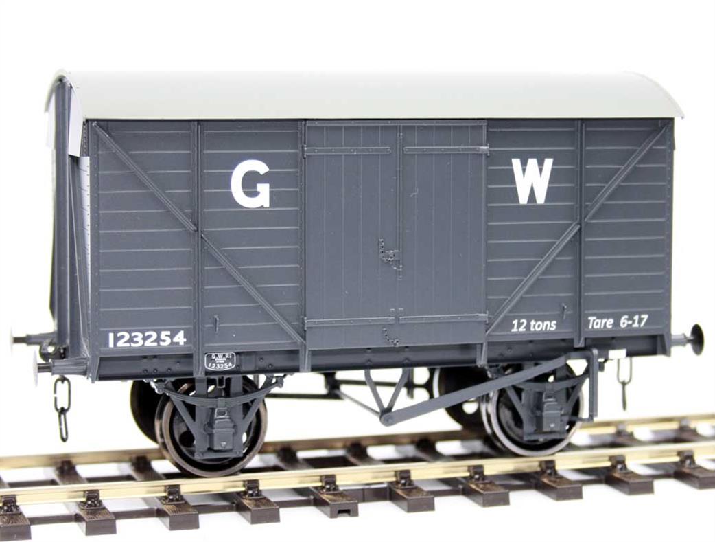 Dapol O gauge GWR ventilated box van