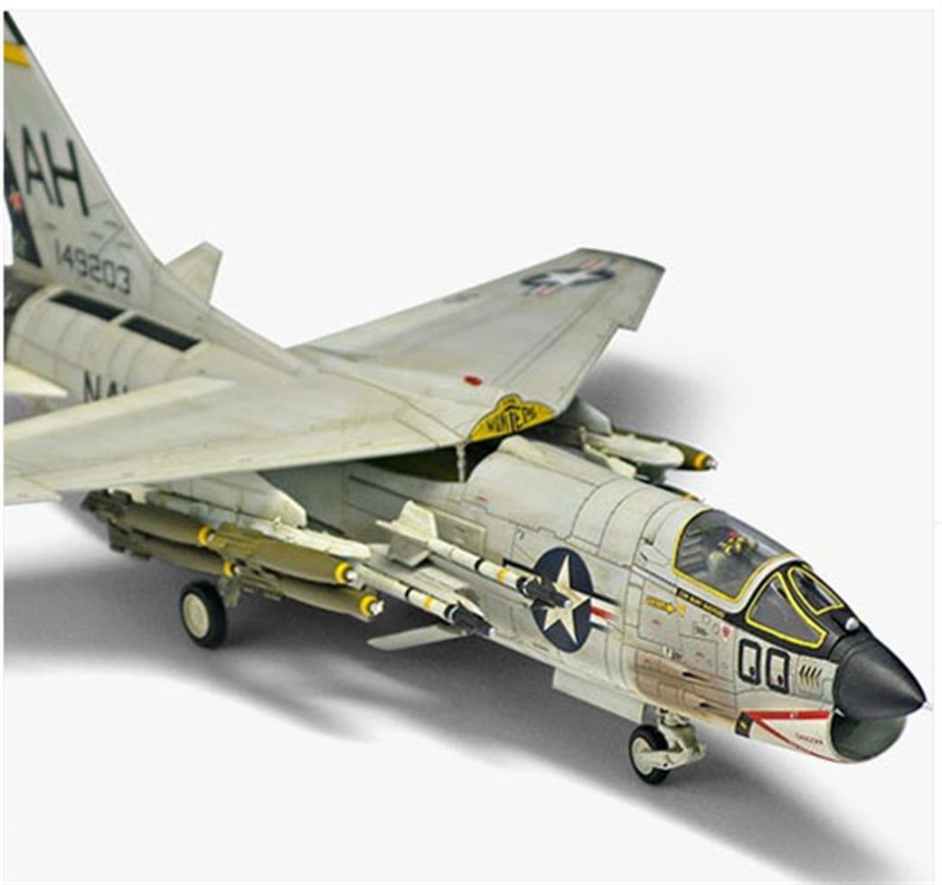 Academy 1/72 12521 US Navy F8E Crusader Carrier Borne Jet Bomber Kit