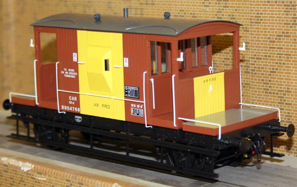 Dapol O Gauge 7F-200-012 BR Standard 20 Ton Goods Brake Van B954768 Bauxite Yellow Band CAR Oleo Buffers Roller Bearings for Air Brake Trains