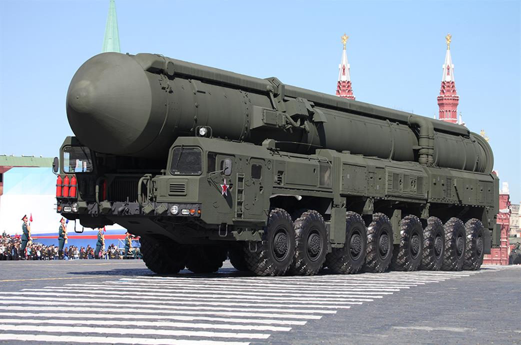 Trumpeter  01082 Russian MZKT-79221 TEL 15U175 with Topol-M ICBM