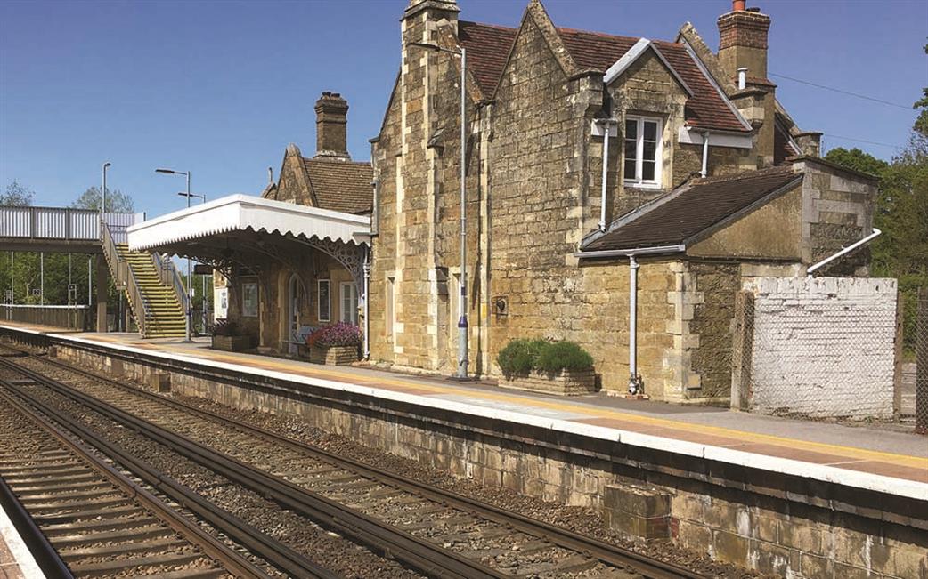 Hornby OO R7363 South Eastern Railway Station Buliding Skaledale Painted Resin Building