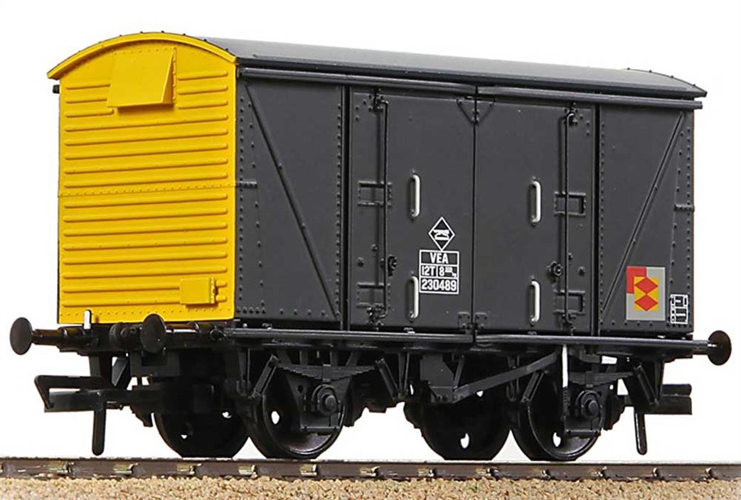 Bachmann OO 38-882 BR Railfreight Distribution VEA Vanwide Box Van Grey Yellow Ends