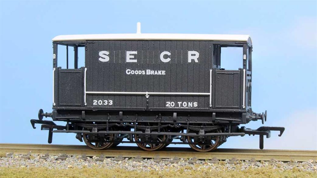 Rapido Trains OO 931001 SECR 2033 6-wheel Goods Train Brake Van SECR Grey Black Underframe