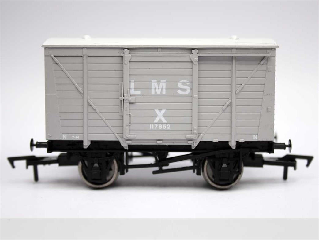 Dapol OO 4F-011-040 LMS Ventilated Box Van Light Grey