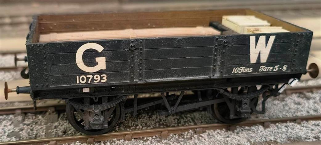 Preowned O Gauge WAGON58 Peco Kit Built W-604 GWR 10t 4 Plank Open Wagon With Load 10793 with box load