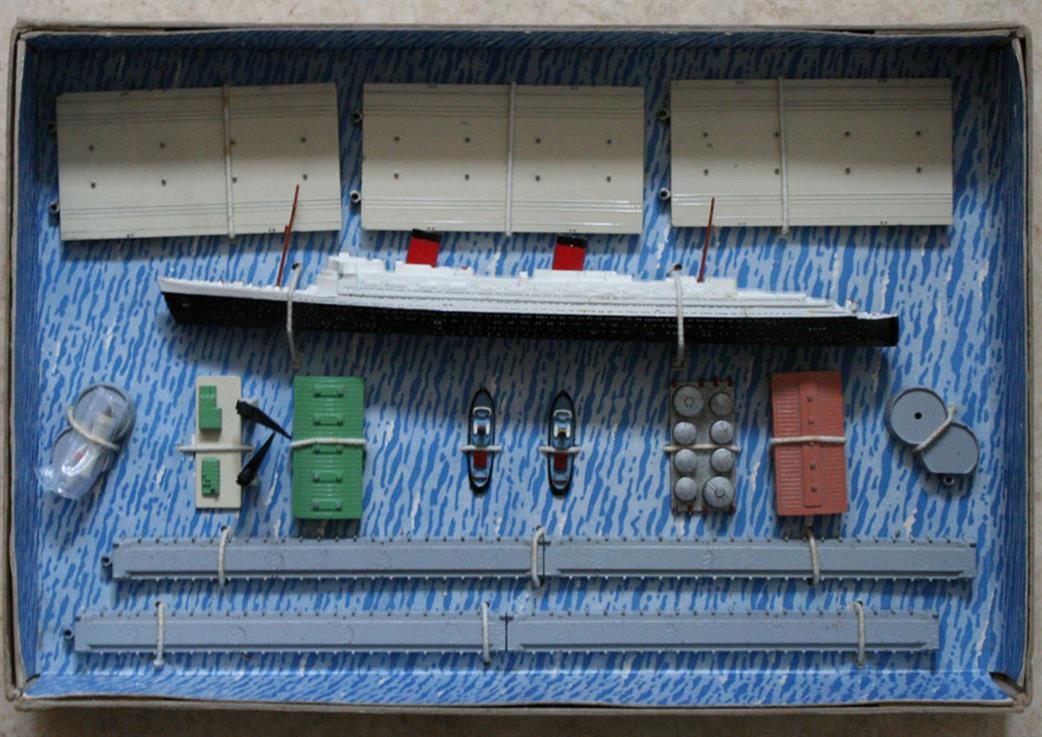 Tri-ang Minic 1/1200 M891 Triang Minic RMS Queen Elizabeth Presentation Set