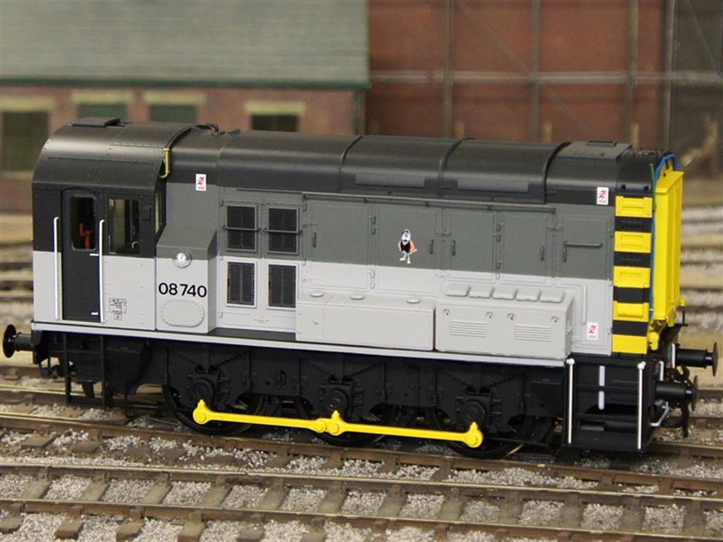 Dapol O Gauge 7D-008-015 BR 08740 Class 08 Shunter Plain Bonnet Doors RailFreight Triple Grey