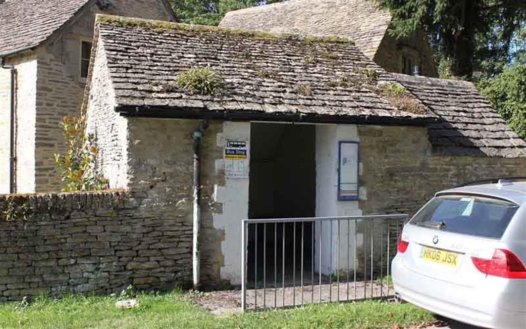 Hornby OO R7272 Stone Built Country Bus Stop Shelter Painted Resin Building